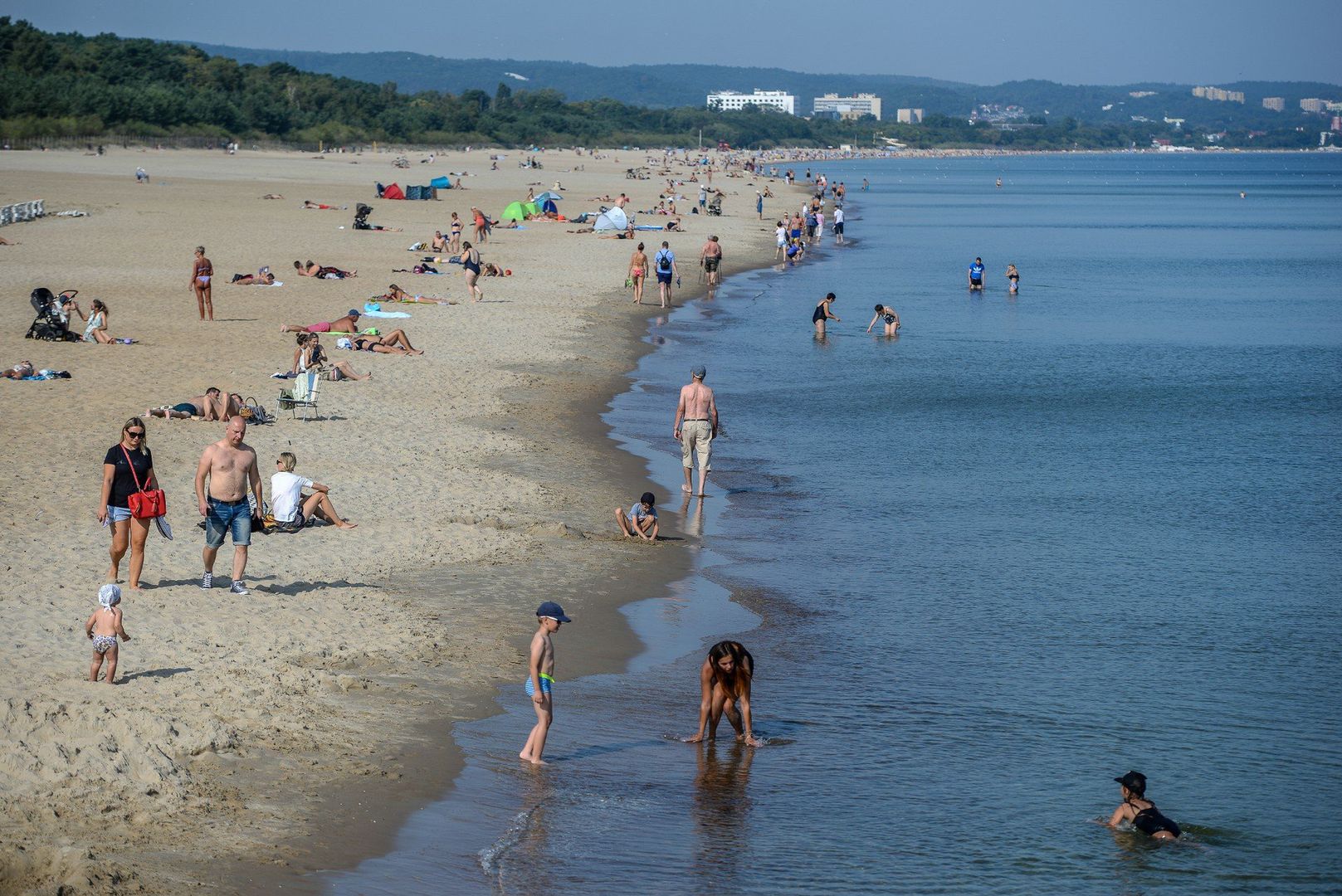 Z najnowszych danych wynika, że w 2025 roku przeciętne gospodarstwo domowe przeznaczy na wakacje ponad 4 400 zł. 