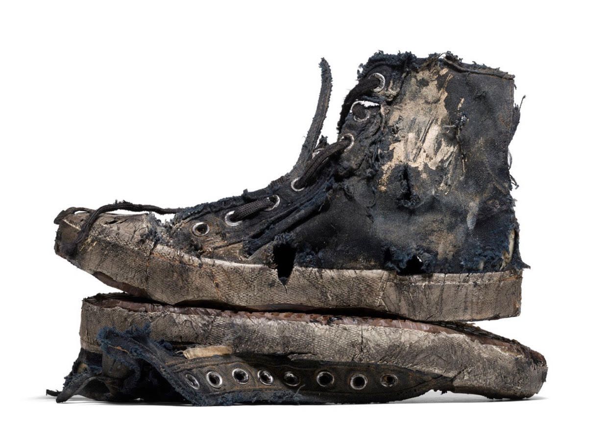 Balenciaga lansuje zniszczone trampki. Cena? Lepiej usiądź