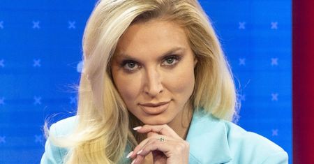 Urlopowiczka Karolina Pajączkowska eksponuje krągłości w dziurawym kostiumie, pozując z 9-letnim synem