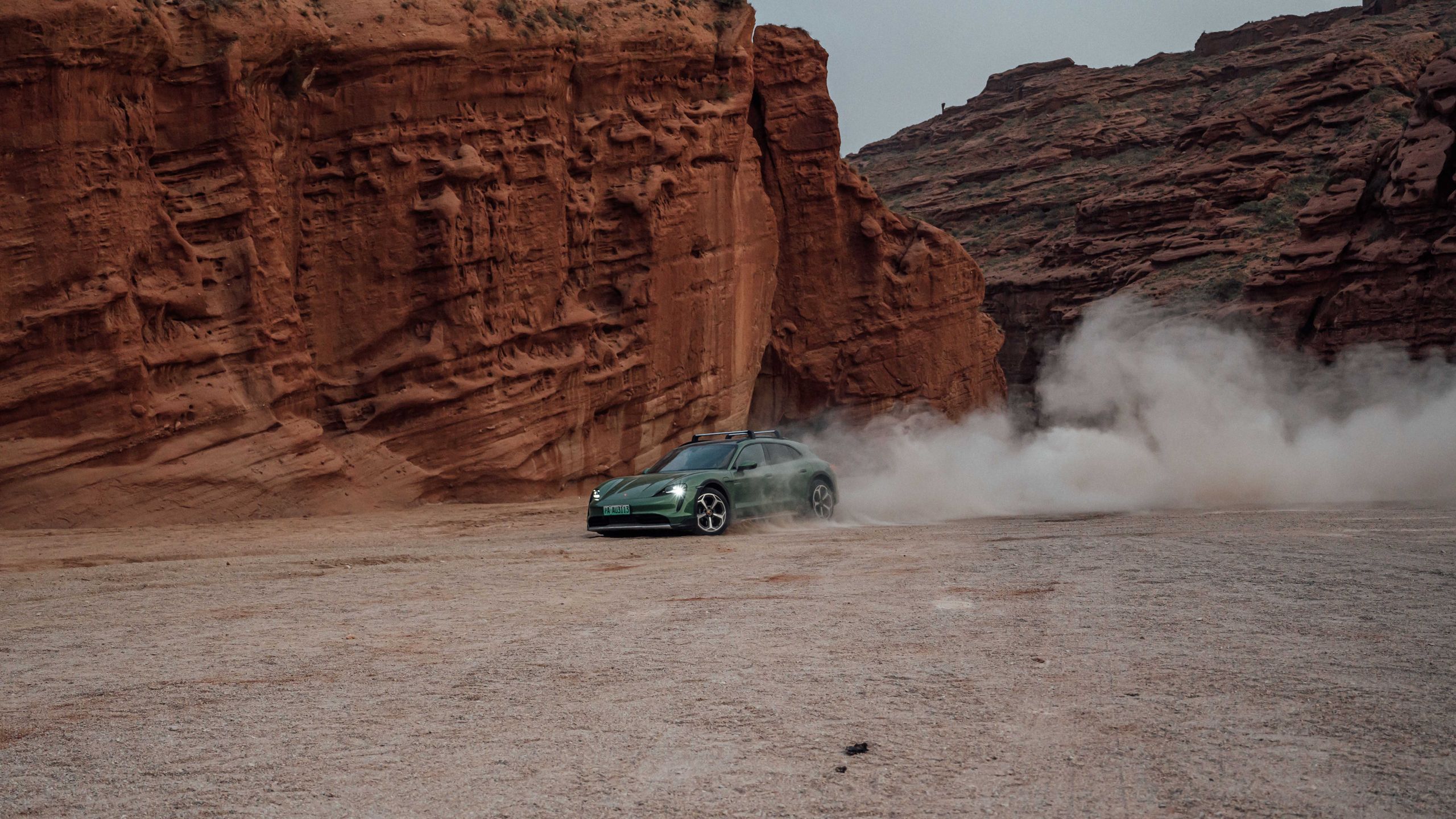 Porsche taycan cross turismo w drodze na Hongtu Daban