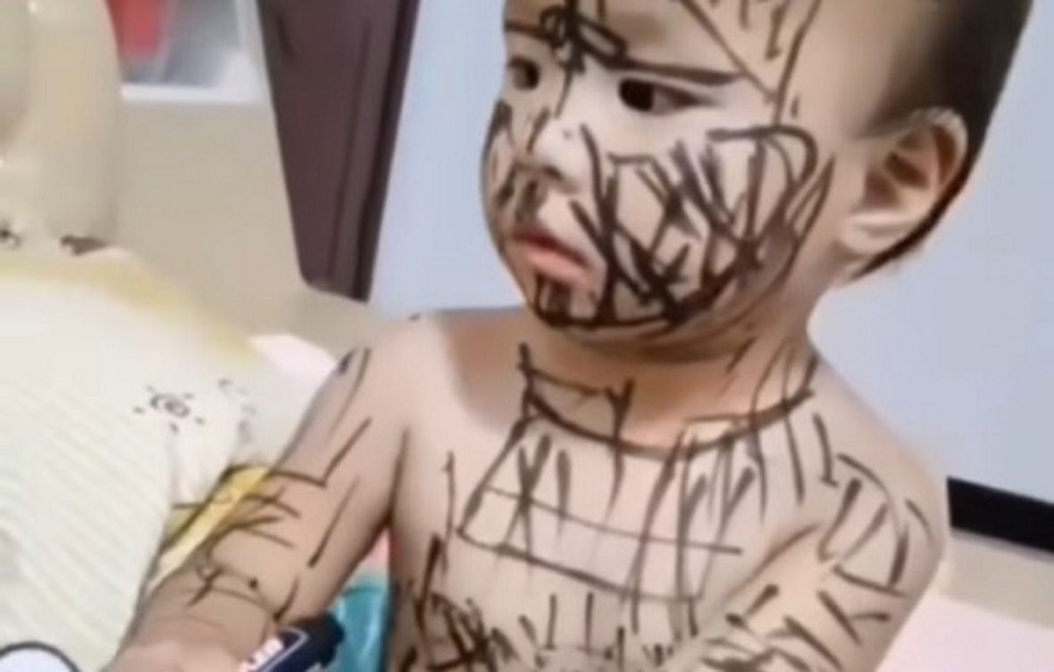 Dzieci pomalowały markerem śpiącego ojca