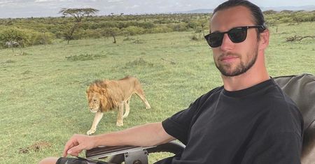 Grzegorz Krychowiak w nowej roli. Obok niego Cezary Pazura i Adam Grabowski