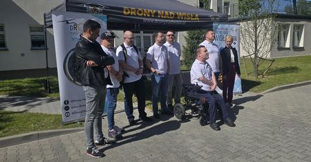 Stowarzyszenie "Drony Nad Wisłą" przekazało drony dla domu dziecka