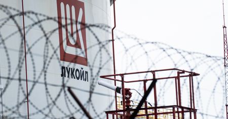 Biały Dom spowolnił sprzedaż Łukoilu. Chce blokować wypływy. To ma być karta przetargowa