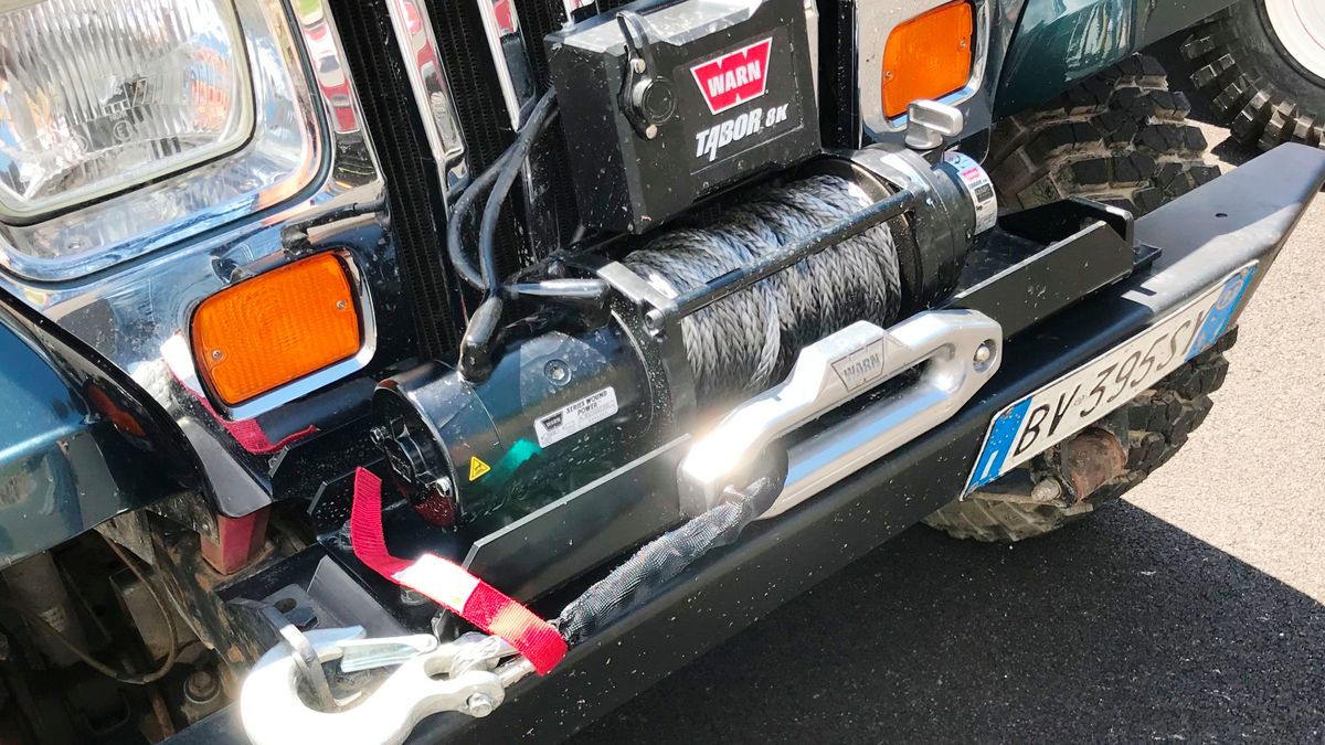 Wyciągarka to niemal niezbędny element wyposażenia samochodu, który ma jeździć w trudnym terenie. Także każdej lawety.
