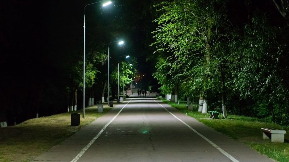 Lampy; oświetlenie uliczne; lampy uliczne; droga; park; noc