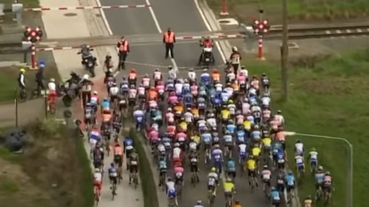 Pociąg zatrzymał kolarzy