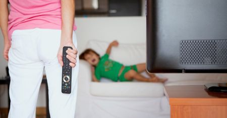 Jak odciągnąć dzieci od ekranu telewizora? Praktyczne porady