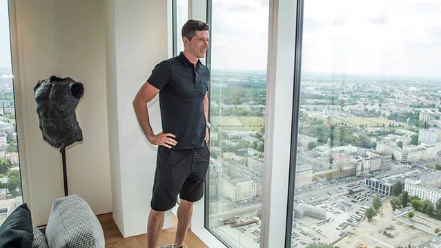 Robert Lewandowski w swoim luksusowym apartamencie w Warszawie