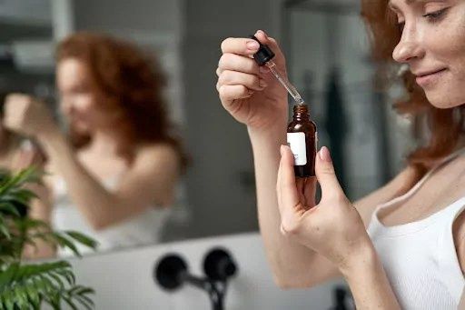 kobieta aplikująca serum