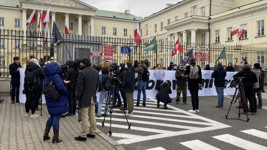 Przedstawiciele organizacji Młodzież Wszechpolska zebrali się w sobotę na placu Bankowym, by zademonstrować wsparcie dla służb granicznych i wojska, broniących Polski przed napływem imigrantów (Barbara Kwiatkowska)