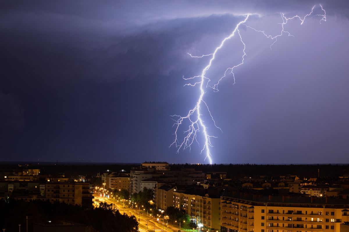 burze, upały, pogoda, alert RCB Niebezpieczne warunki pogodowe w Polsce. Alerty już zostały wysłane