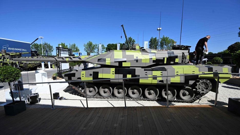 Mi?dzynarodowe Targi obrony l?dowej i powietrznej i bezpiecze?stwa we FrancjiStaff stands on a KF51 tank from German weapon manufacturer Rheinmetall at the Eurosatory international land and airland defence and security trade fair, in Villepinte, a northern suburb of Paris, on June 13, 2022. (Photo by Emmanuel DUNAND / AFP)EMMANUEL DUNAND