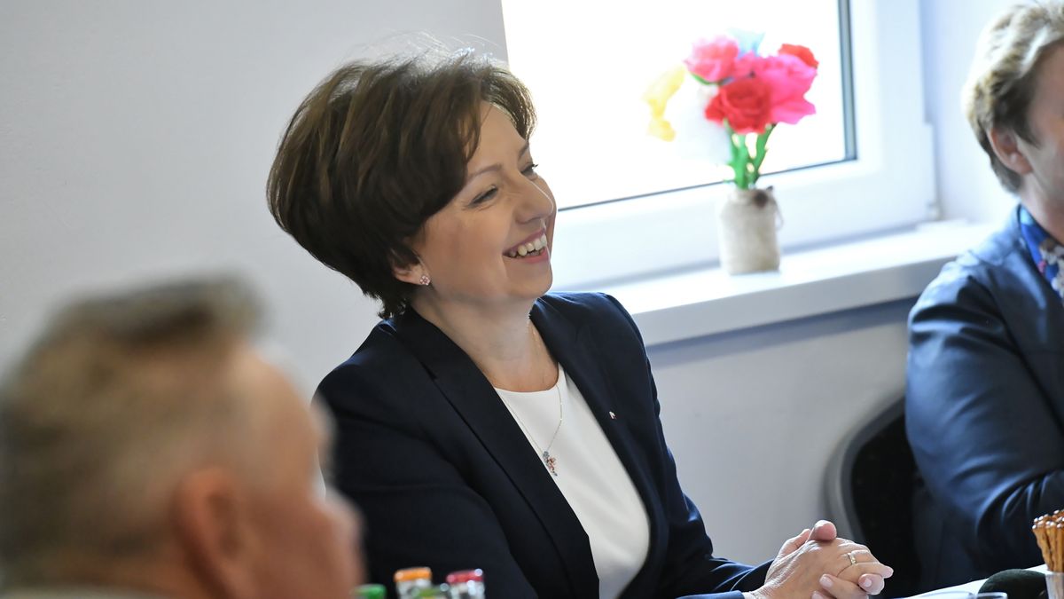Świercze, 17.05.2022. Minister rodziny i polityki społecznej Marlena Maląg podczas wizyty w Klubie Senior+ w miejscowości Świercze, 17 bm. (sko) PAP/Piotr Nowak
