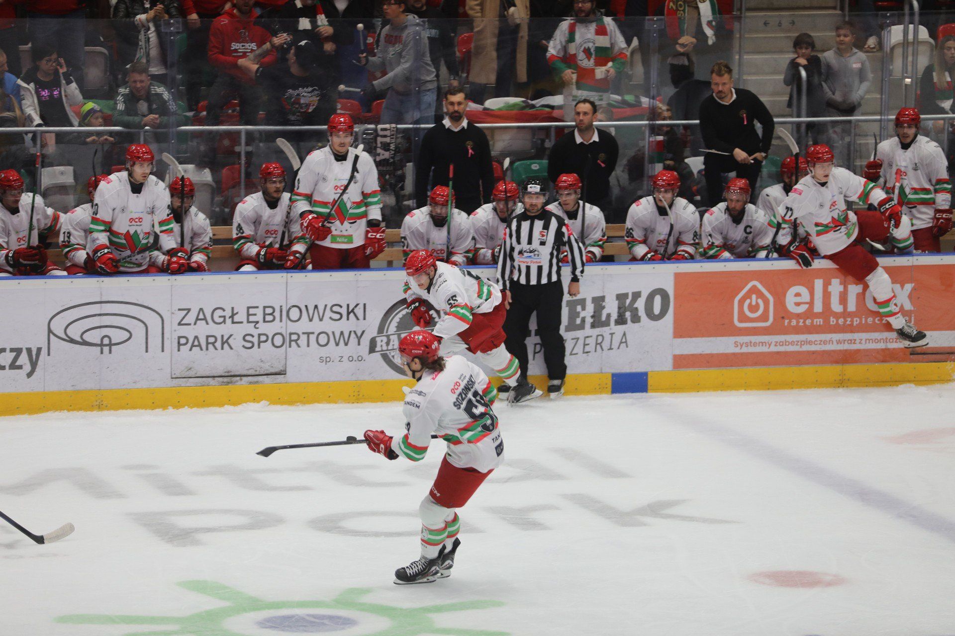 Sosnowieccy kibice tłumnie wypełniają trybuny Stadionu Zimowego na meczach Zagłębia