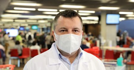 Szczepienia na COVID. Lekarz ostrzega niezaszczepionych: pandemia rozkwitnie
