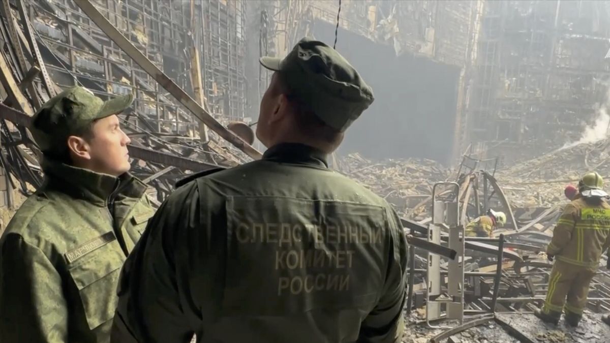 A handout still image taken from handout video provided by the Russian Investigative Committee press-service shows Russian investigators and rescuers working inside the burned Crocus City Hall concert venue following a terrorist attack in Krasnogorsk, outside Moscow, Russia, 23 March 2024. On 22 March, a group of up to five gunmen attacked the Crocus City Hall in the Moscow region, Russian emergency services said. According to the latest data from the Russian Investigative Committee, 133 people died and more than 100 were hospitalized. On the morning of March 23, the director of the Russian FSB, Alexander Bortnikov, reported to Russian President Vladimir Putin about the detention of 11 people, including all four terrorists directly involved in the terrorist attack. EPA/RUSSIAN INVESTIGATIVE COMMITEE H HANDOUT HANDOUT EDITORIAL USE ONLY/NO SALES HANDOUT EDITORIAL USE ONLY/NO SALES Dostawca: PAP/EPA.