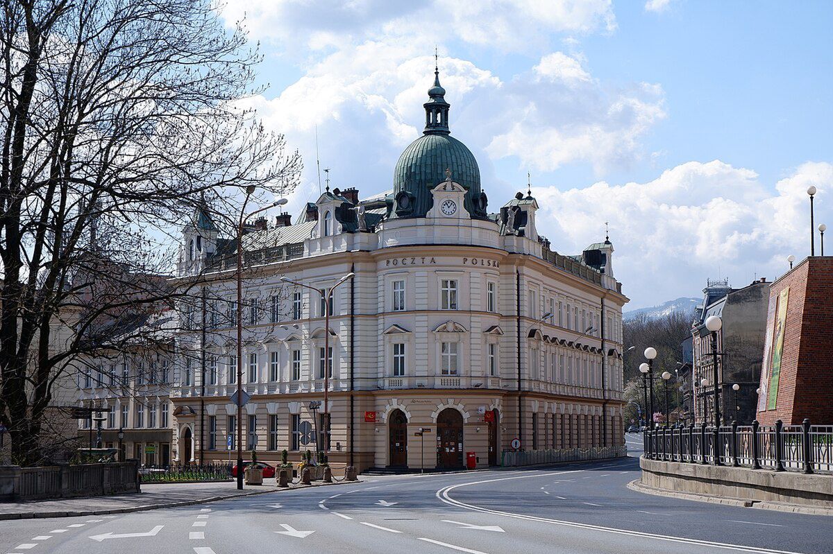 Bielsko-Biała: Budynek poczty głównej trafił do rejestru zabytków. Rzeźby Jowisza z orłem i Merkurego z laską wężową nie są przypadkowe