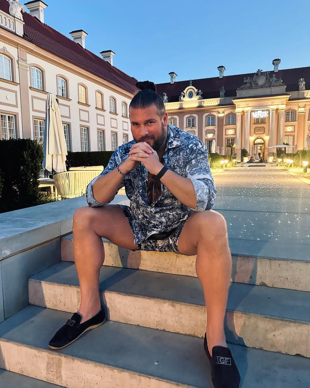 Tak dziś wygląda "polski hydraulik" Piotr Adamski