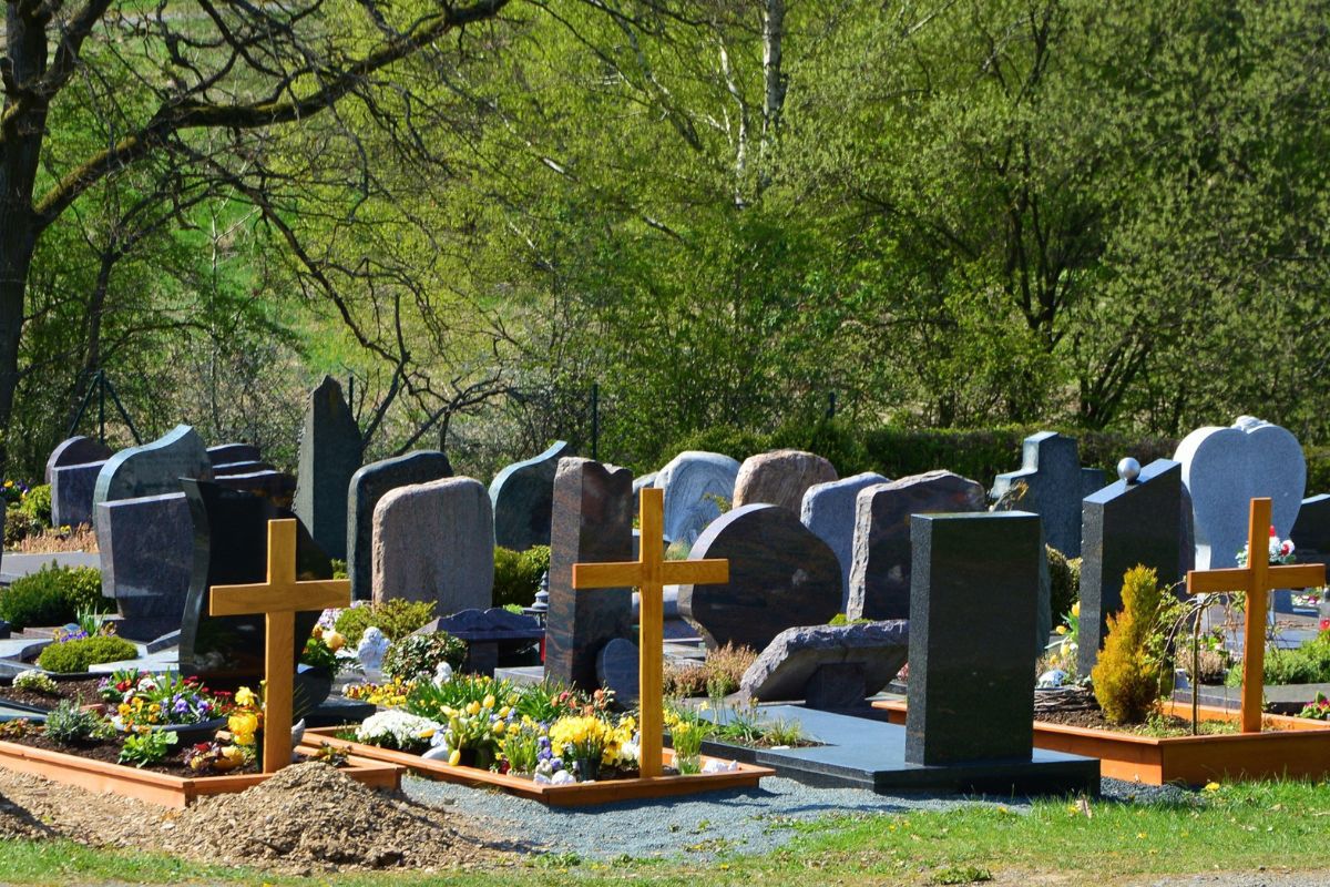 Szok na cmentarzu. Ludzkie szczątki tuż przy grobie. Tak to tłumaczą