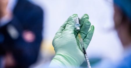 Koronawirus. Starosta zaszczepiony z medykami. Kontrowersje w Śremie