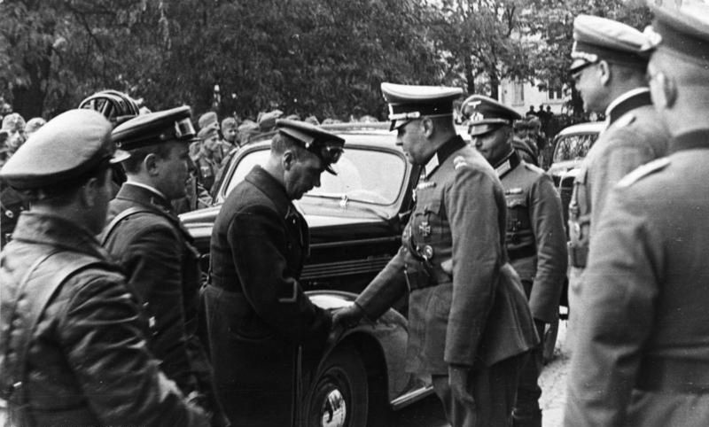 Uścisk dłoni oficerów Wehrmachtu i Armii Czerwonej w Lublinie 1939 r.