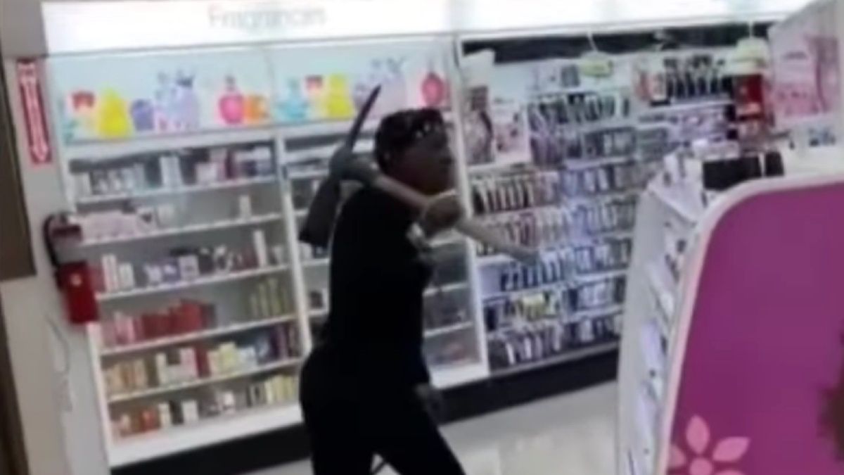 Do drogerii weszła zamaskowana kobieta, która dzierżyła na ramieniu kilof 