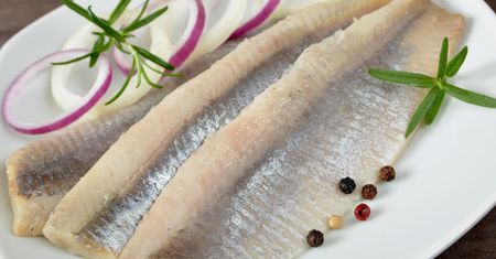 Taki śledź może być przyczyną groźnego zatrucia. Lepiej zachowaj ostrożność