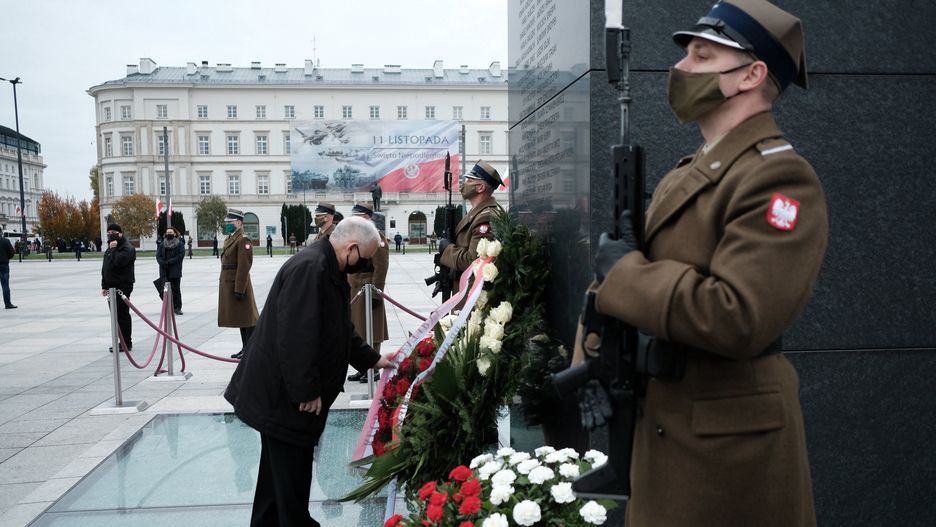 127. miesięcznica smoleńska. Jarosław Kaczyński na zamkniętym pl. Piłsudskiego