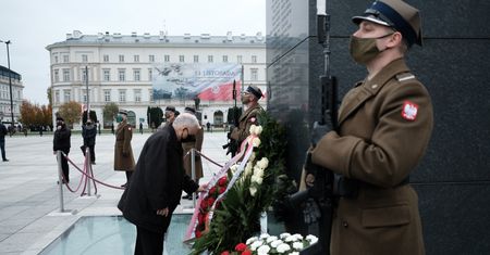 127. miesięcznica smoleńska. Jarosław Kaczyński na zamkniętym pl. Piłsudskiego