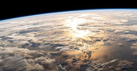 Fenomenalne zdjęcie z orbity. Zobacz, jak światło odbija się od oceanu