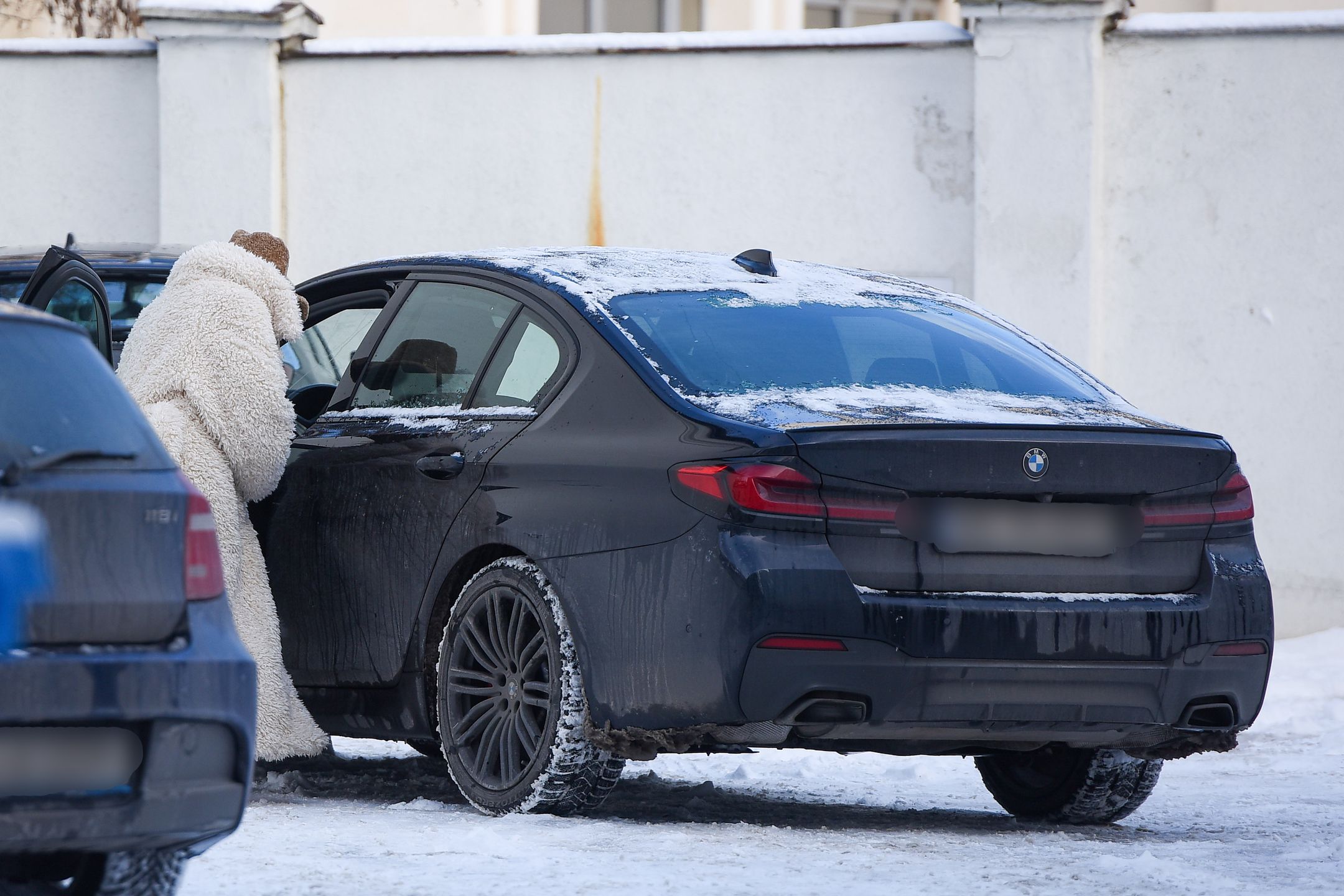 Monika Olejnik w drodze do atelier Roberta Kupisza 