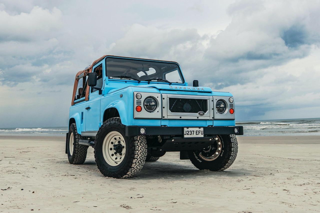 Land Rover Defender Arkonik to restomod, który będzie jeździł po plaży