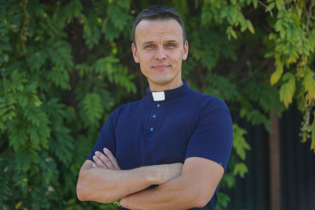 Ks. Rafał poszedł do pracy. Od 5:30 sprząta toalety