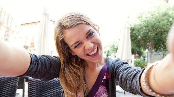 Robią selfie przed okupowaną kawiarnią w Sydney. A kto ich tego nauczył? Dziennikarze! 1