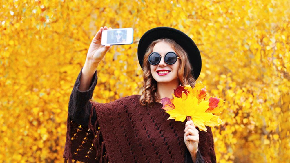 Jednym z wyznaczników mody lat 70. jest stylowy kapelusz, który można dopasować do eleganckich i casualowych stylizacji