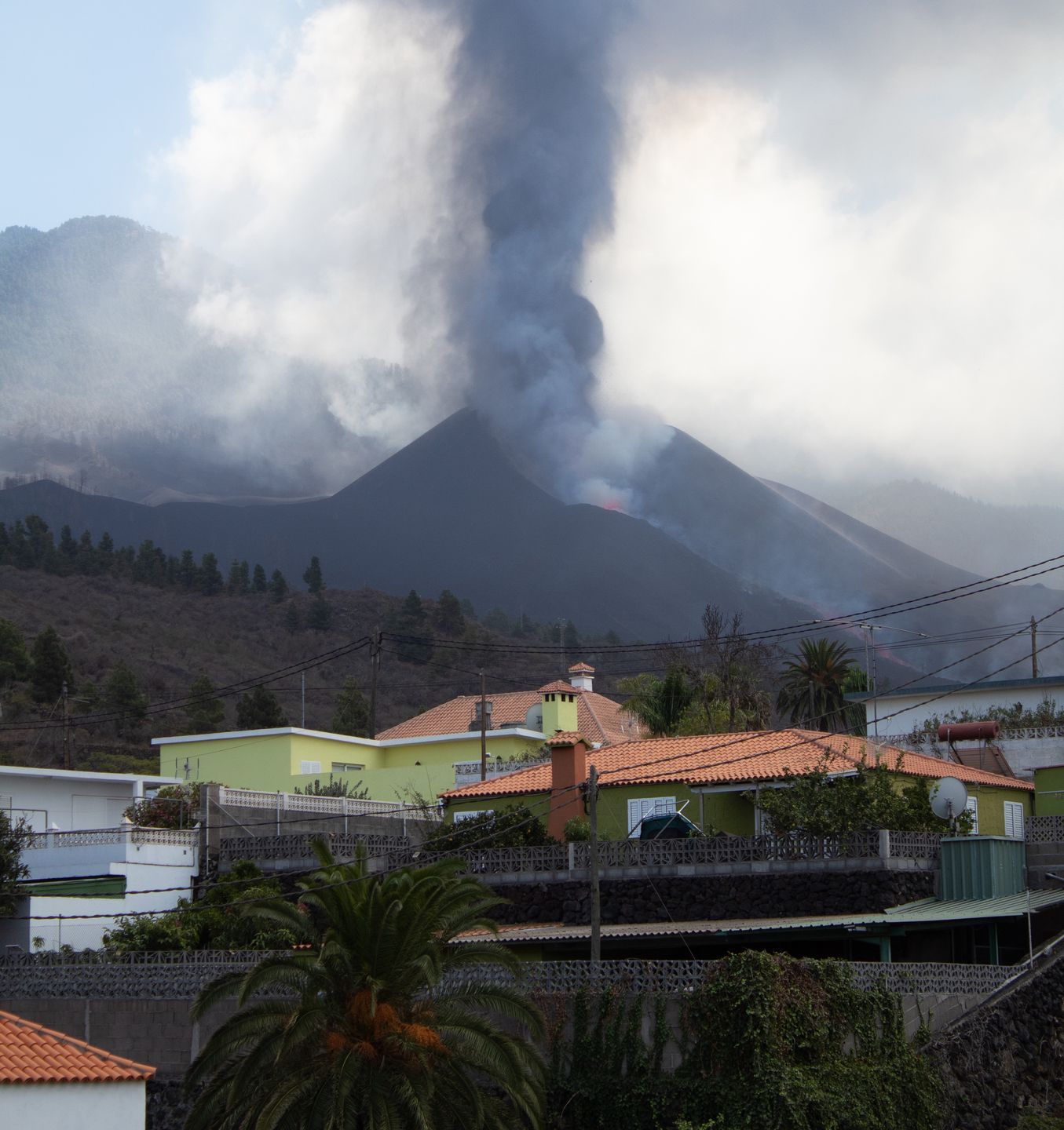 Erupcja widoczna z daleka
