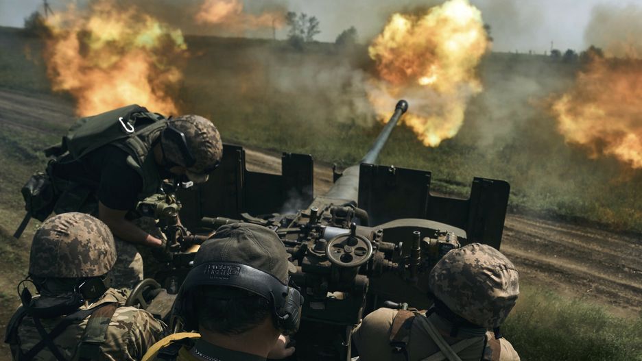 Wojna w Ukrainie - walki w obwodzie donieckim
Ukrainian soldiers fire a cannon near Bakhmut, an eastern city where fierce battles against Russian forces have been taking place, in the Donetsk region, Ukraine, Monday, May 15, 2023. (AP Photo/Libkos)
LIBKOS