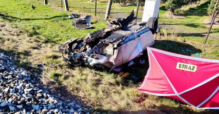 Tragiczny wypadek na przejeździe w Kopydłowie. Nie żyje kierowca BMW