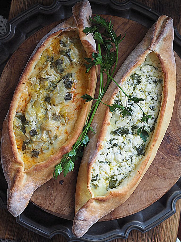 Pide z fetą i szpinakiem, porem i serem pecorino