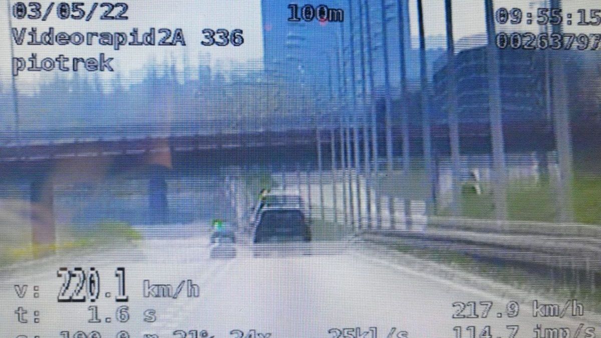 Kierowca mercedesa jechał 220 km/h na al. Solidarności