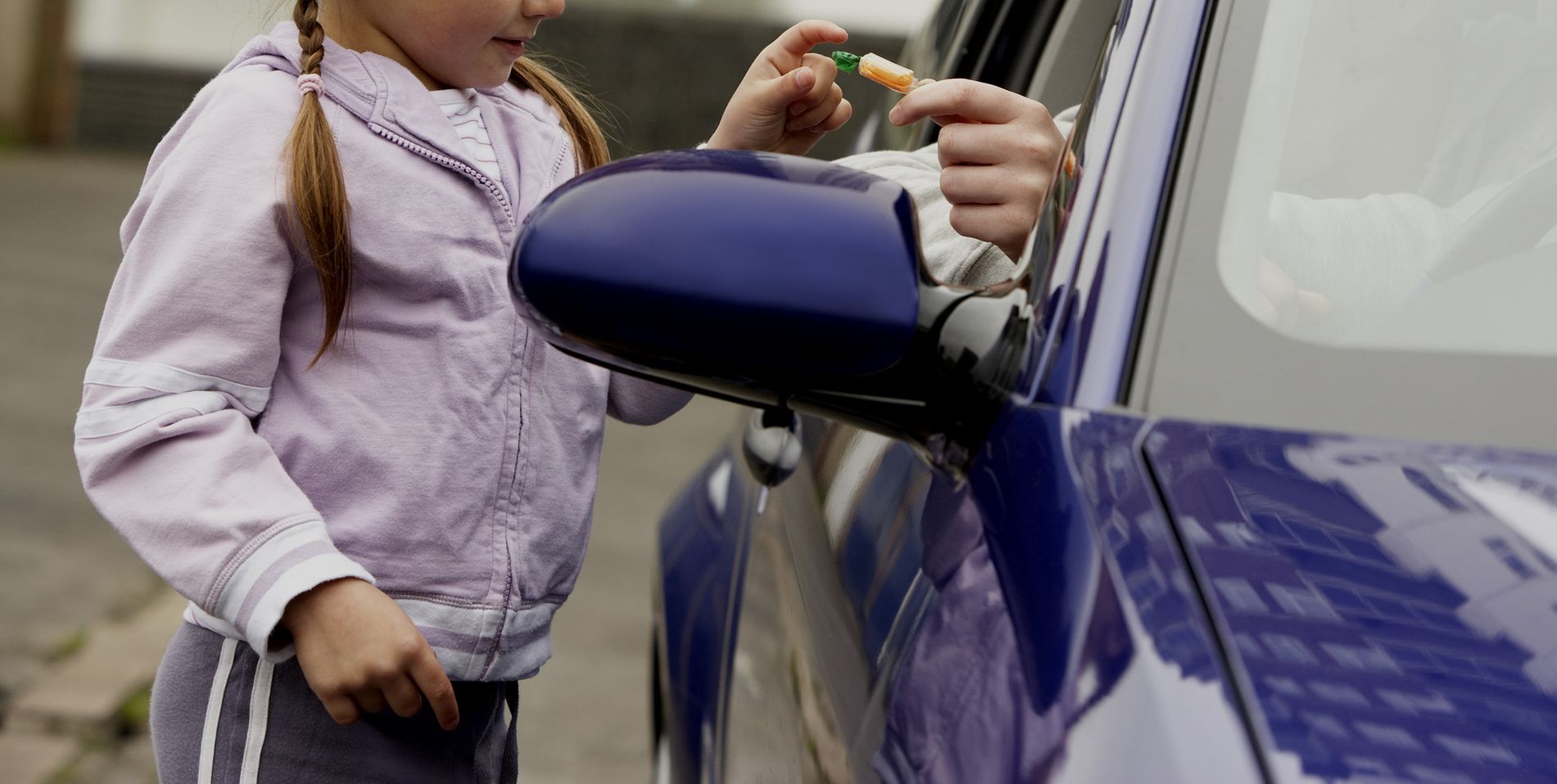 Oferował słodycze i chciał wciągnąć dziecko do auta?