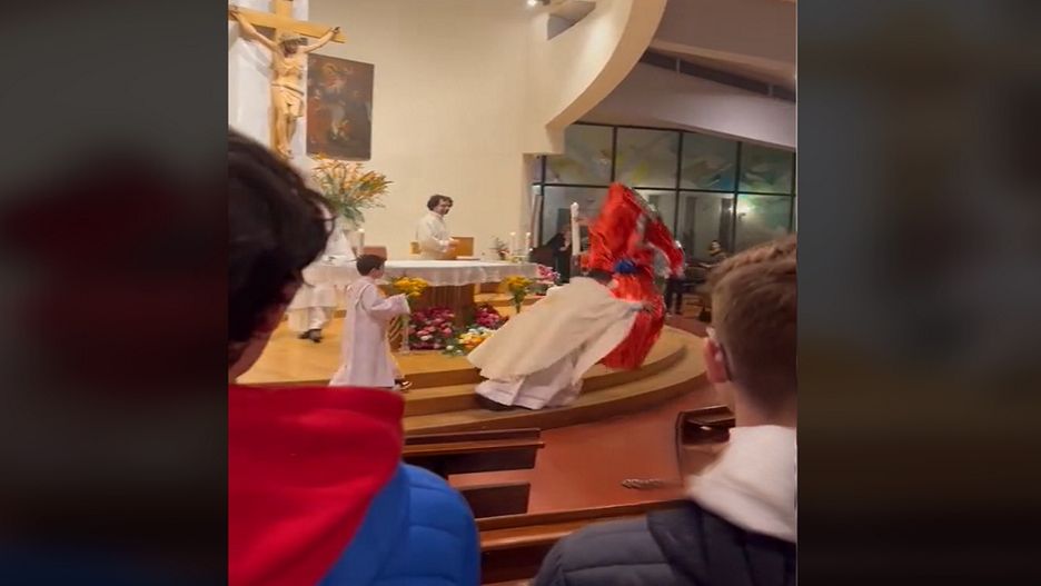 Chciał się podzielić czekoladowym jajkiem z wiernymi. Nagranie księdza hitem na TikToku