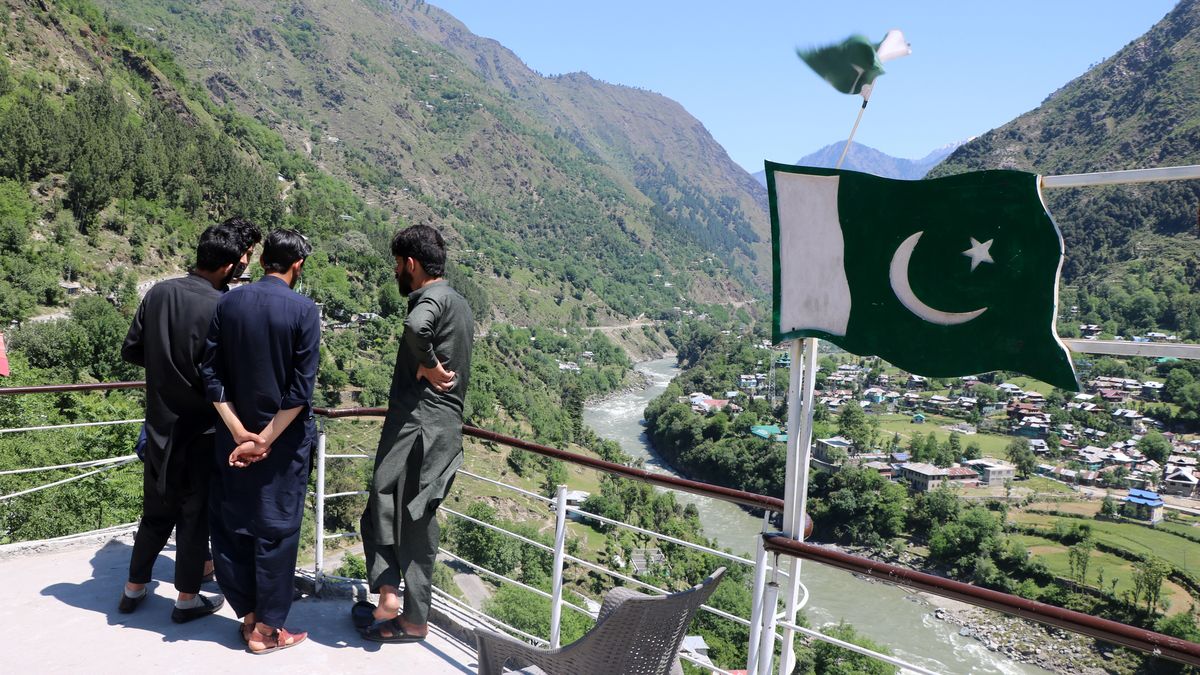 Situation on the Kashmir border as tensions rise between India and Pakistan
epa12059405 Tourists standing at Chalana sector overlook the Indian-administered Kashmir, in Neelum Valley, in the Pakistan-administered Kashmir, 27 April 2025. Tensions between India and Pakistan following a deadly attack in Kashmir have led to a significant exodus at the Attari-Wagah border, as citizens rushed to return to their respective countries ahead of a 27 April deadline for Pakistani nationals to leave India.  EPA/AMIRUDDIN MUGHAL 
Dostawca: PAP/EPA.
AMIRUDDIN MUGHAL
Kashmir, border, India-Pakistan, valley, tensions