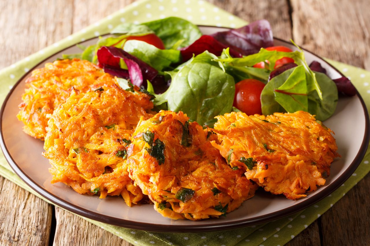 Chrupiące placki ziemniaczane z dodatkiem marchewki