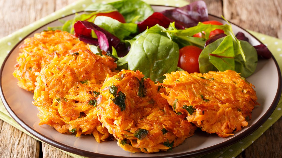 Chrupiące placki ziemniaczane z dodatkiem marchewki