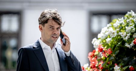 Był wiceministrem. Śmieje się, że "ściągał, jak się dało"