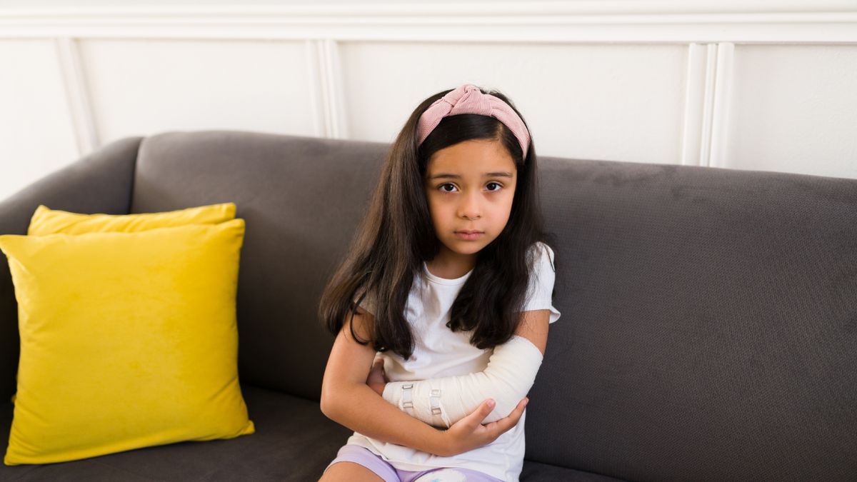 Urazy to różnego rodzaju uszkodzenia ciała, które pojawiają się w wielu sytuacjach. Przykładem urazu może być złamanie.