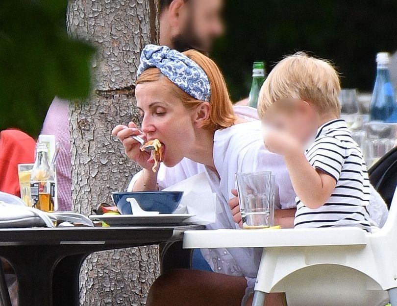 Katarzyna Zielińska karmi syna w restauracji