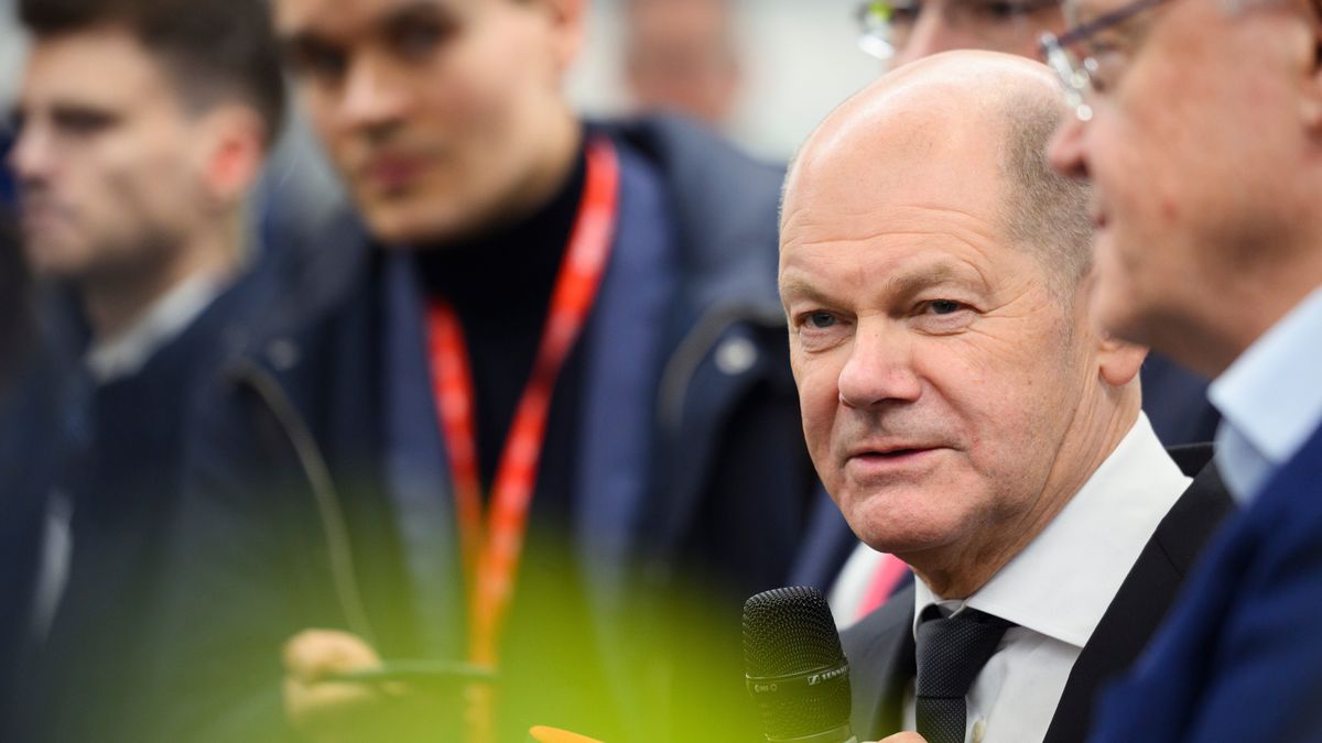 German Chancellor Olaf Scholz speak to the press after his tour at the Volkswagen factory in Emden, Germany, 18 February 2025. EPA/GREGOR FISCHER Dostawca: PAP/EPA.
